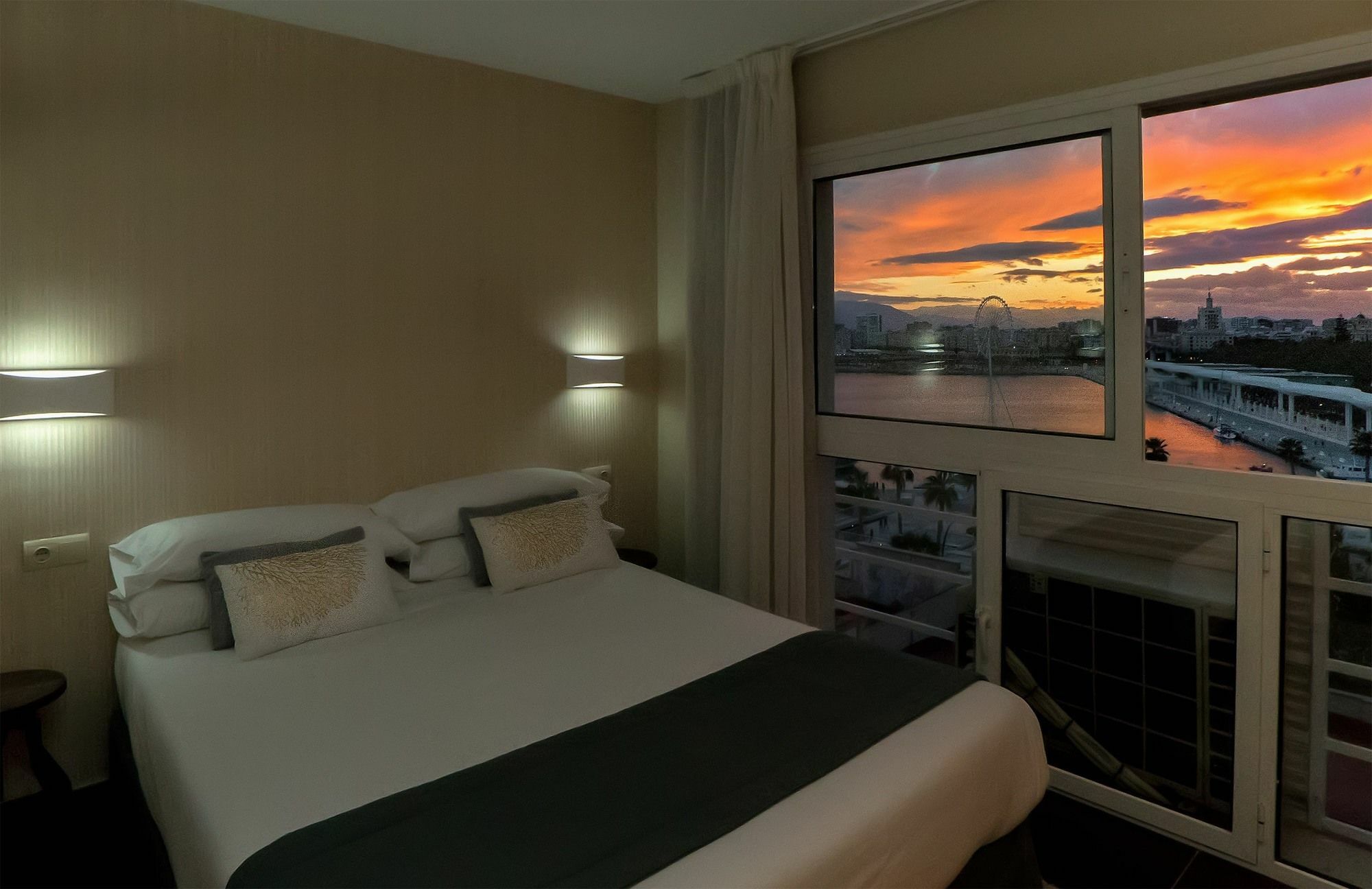 Apartamentos Malagueta Urban Beach Málaga Exteriör bild